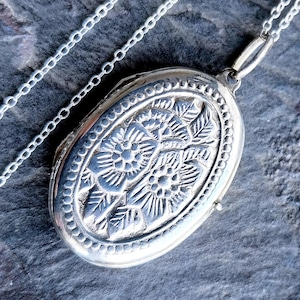 Sterling SILVER Oval LOCKET with 2 Flowers on 18" Chain - 5.4g
