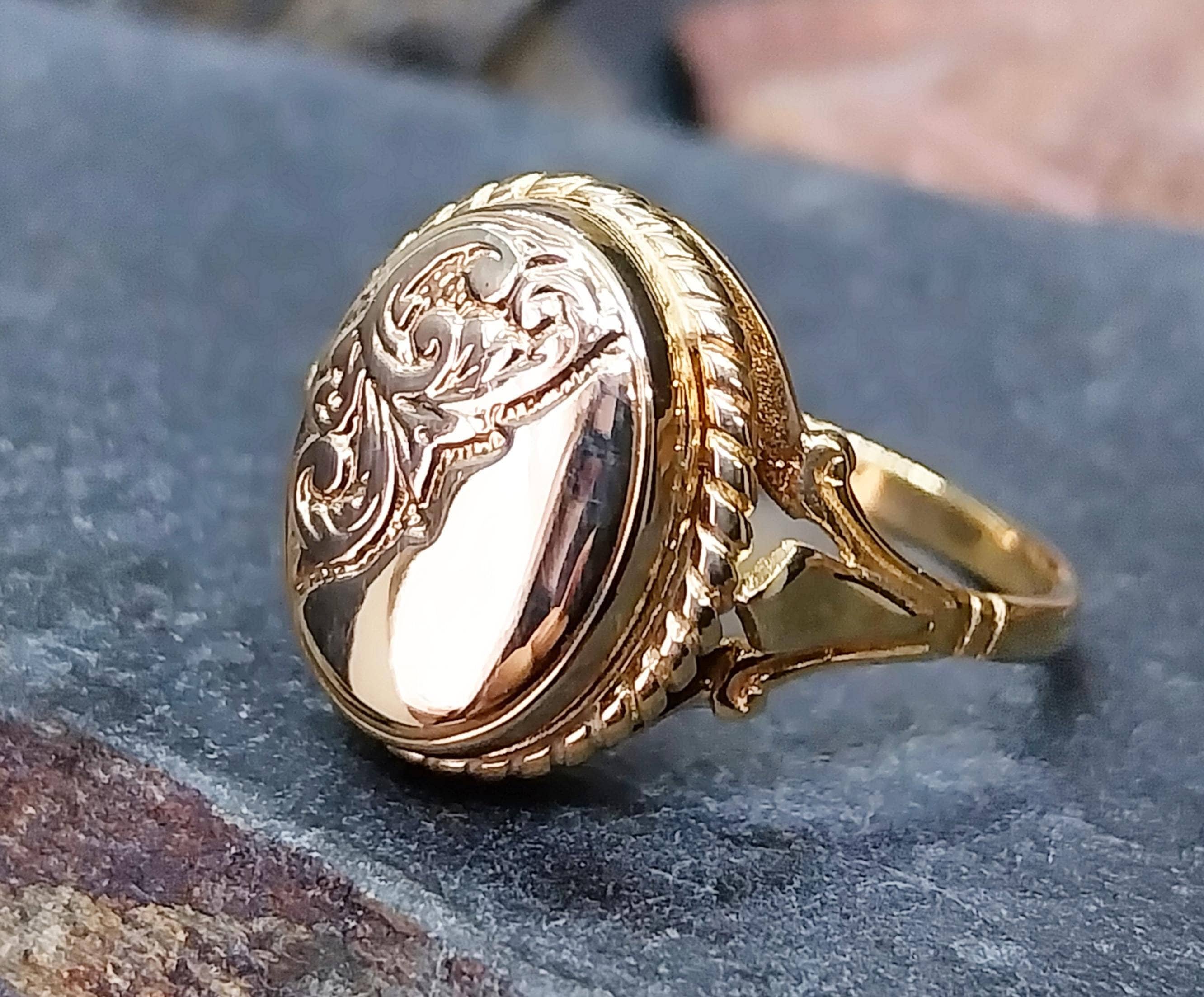9ct Gold POISON LOCKET Ring - (secret Compartment) Size Uk R (us
