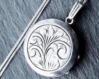 Vintage SILVER LOCKET Engraved Circular Design with 18" Chain - 5.2g