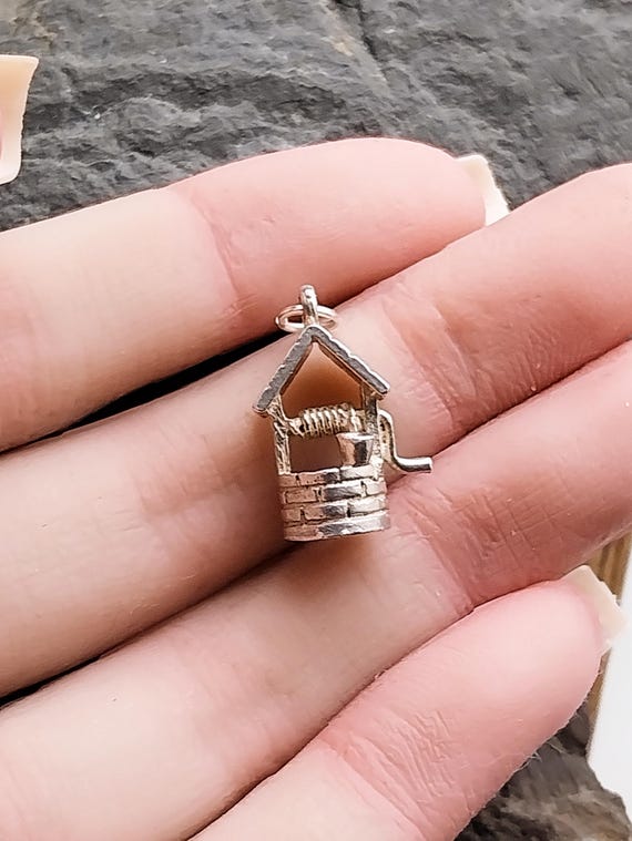 Vintage WISHING WELL Charm - Story Tale, 925 sterling silver - 2.9g View 4