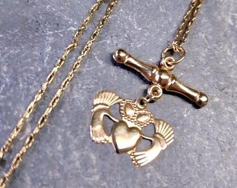 Vintage 9ct GOLD Celtic CLADDAGH T-BAR Necklace, on 20" Gold Chain - 1.8g
