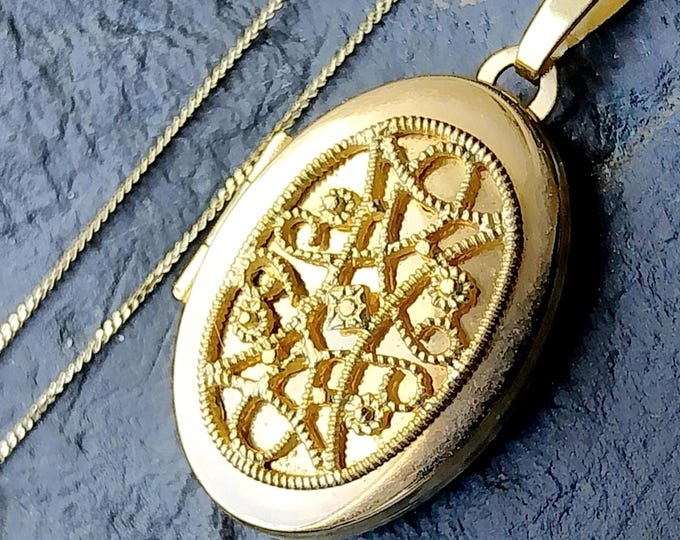 Vintage 9ct GOLD Oval LOCKET - Wire Work Design on 18