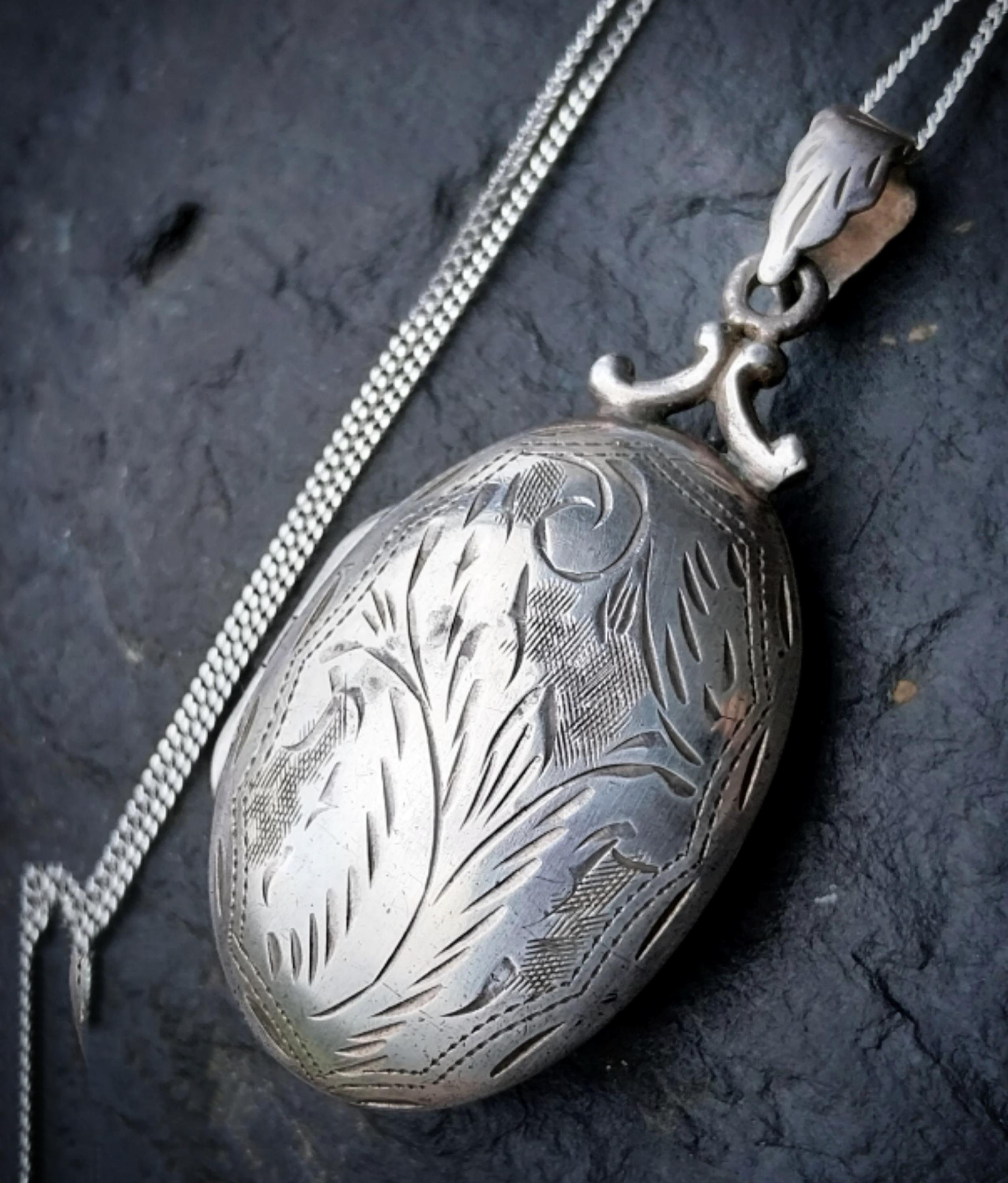 Vintage silver locket discount