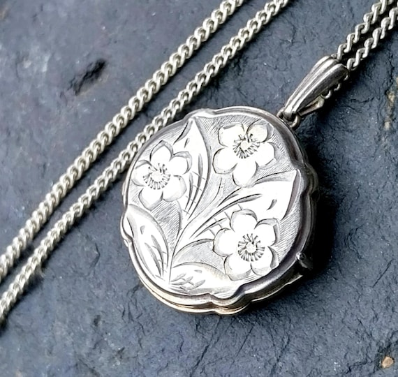 Vintage Georg Jensen SILVER LOCKET Necklace - Scalloped Edge with 3 flowers on 18" Chain - 7.5g