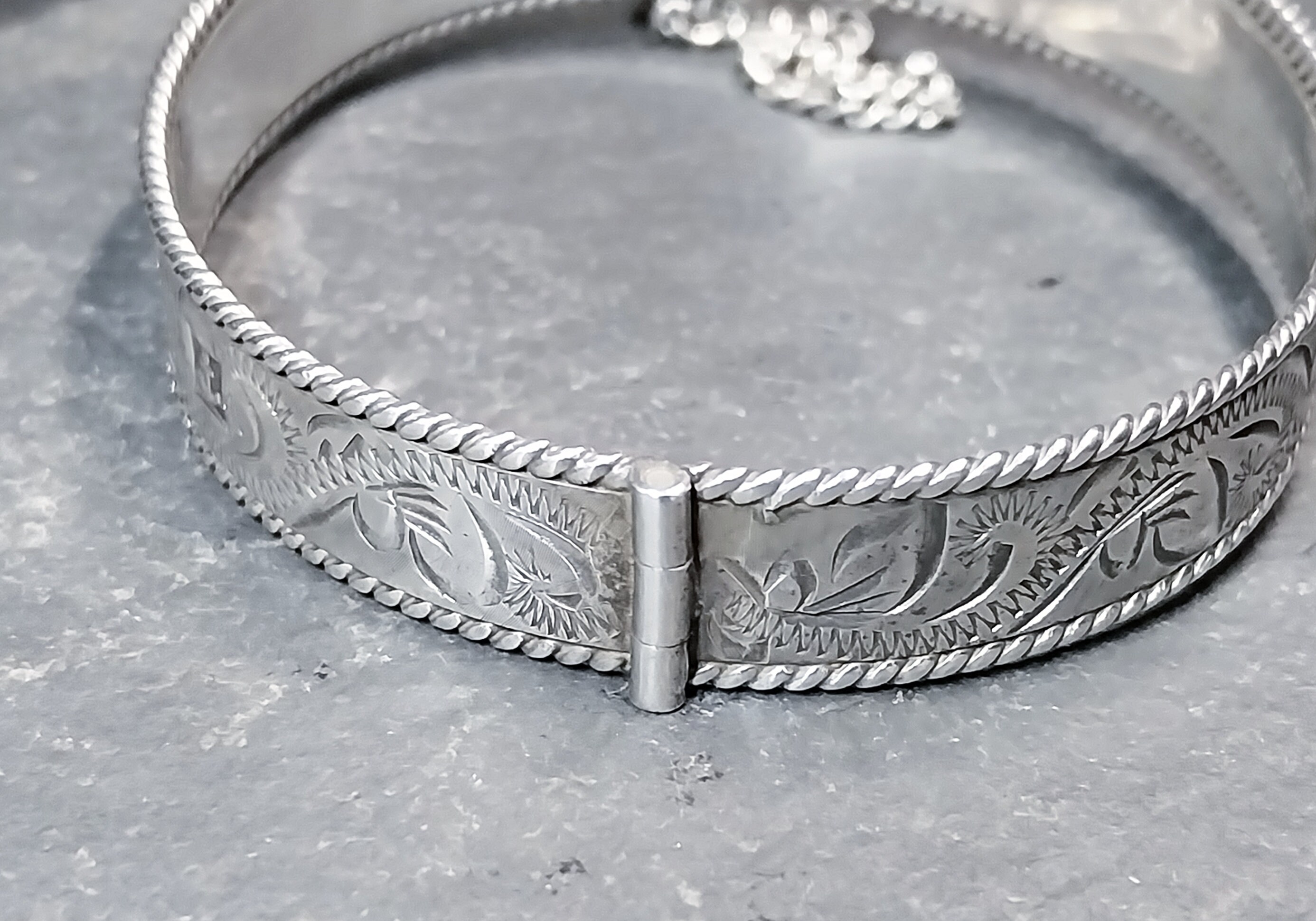 Vintage Sterling SILVER BANGLE Bracelet - C 1979 - 24.5g - Etsy Vintage Sterling SILVER BANGLE Bracelet - C 1979 - 24.5g - Etsy