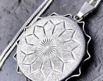 Large Vintage SILVER SUNBURST LOCKET - Sunning with 20" Chain - 10.2g