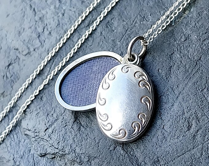 Sterling SILVER Oval LOCKET Small on 16