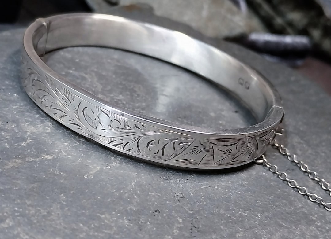 Vintage Sterling SILVER BANGLE Bracelet - Chester 1941 Vintage Sterling SILVER BANGLE Bracelet - Chester 1941
