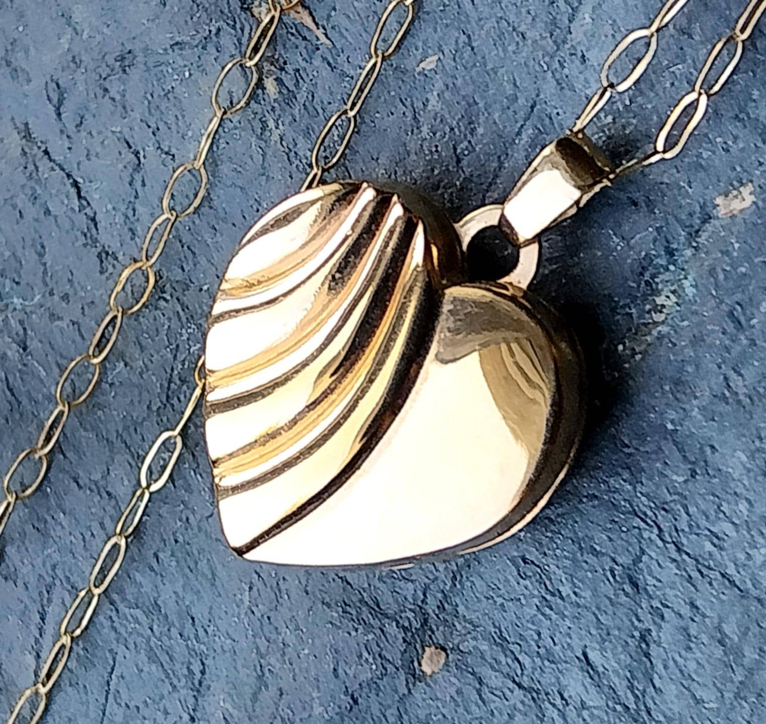 Ciondolo a forma di cuore in oro 9 carati con raggi Art Déco e catena da 18" - 1,5 g
