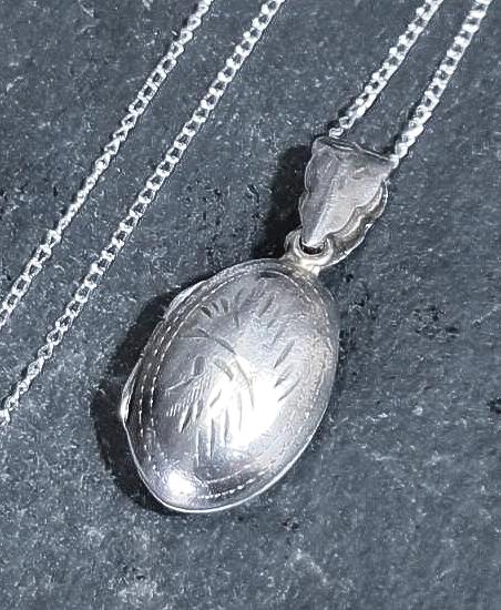 Vintage STERLING SILVER LOCKET - Small Oval Bean circa 1973 with 16" Chain - 3.6g