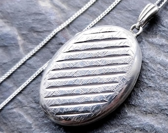 Vintage Oval SILVER LOCKET with Striped design on 18" Chain - 6.4g