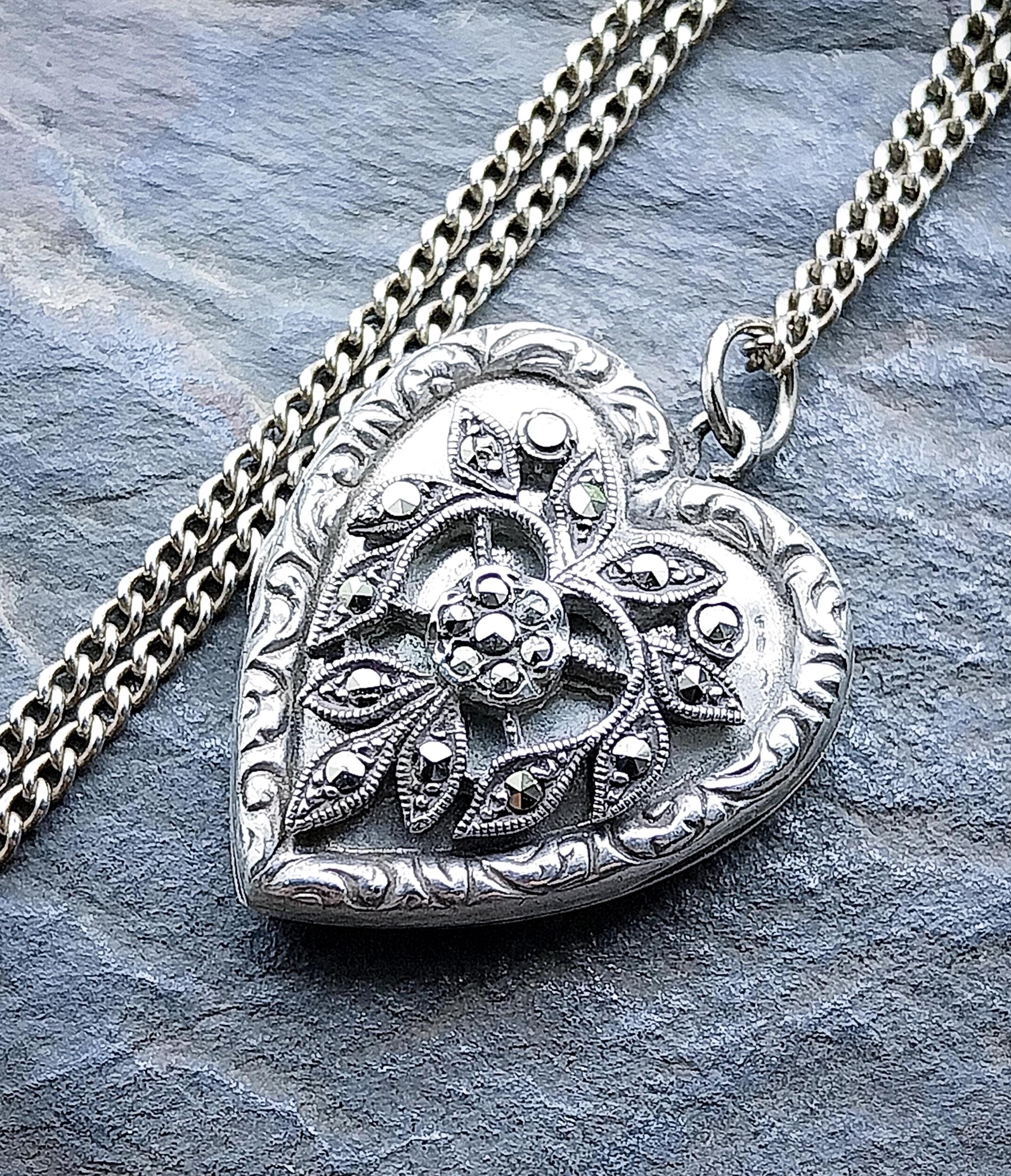 1950 年代 シルバー ハート ロケット - マーカサイト リーフ デザイン