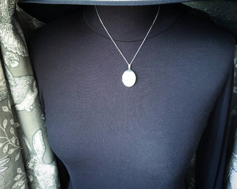 Cloth Locket Vintage STERLING SILVER Oval LOCKET -etched Flower With 18