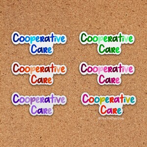 以下が含まれることがあります： コルクボードの背景に「Cooperative Care」というテキストが書かれたカラフルなステッカー6枚。ステッカーは、青、緑、オレンジ、ピンク、紫、赤など、さまざまな色があります。