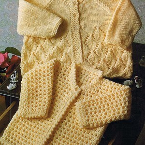 Peut inclure: Un cardigan en tricot jaune avec un devant boutonné et un motif en losange. Le cardigan est posé sur une surface en bois.
