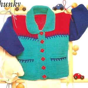 Puede incluir: Un cárdigan de punto grueso y colorido con cuerpo turquesa, sección superior roja y mangas azules. El cárdigan presenta un cuello turquesa, botones rojos en forma de diamante y dos bolsillos. La palabra "chunky" es visible.