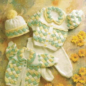 Könnte beinhalten: Ein gestricktes Baby-Outfit in Weiß und Grün mit einem karierten Muster. Das Outfit besteht aus einer Mütze, einem Cardigan und einer Hose.