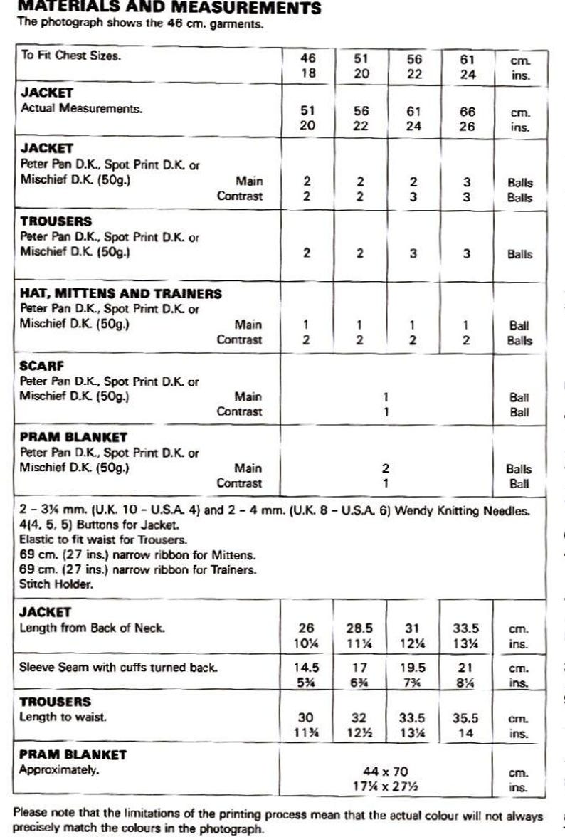 K&ouml;nnte beinhalten: Schwarz-wei&szlig; Tabelle mit Ma&szlig;en f&uuml;r Strickmuster, einschlie&szlig;lich Jacken, Hosen, H&uuml;te, F&auml;ustlinge, Trainer, Schals und eine Kinderwagendecke. Ma&szlig;e in Zentimetern und Zoll.