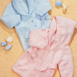 Puede incluir: Dos suéteres de punto para bebé, uno azul claro con cuello y el otro rosa con capucha.