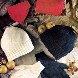 Puede incluir: Un conjunto de accesorios de invierno de punto que incluye dos gorros, un par de guantes y un par de mitones. Los gorros son de color rojo, blanco y negro. Los guantes y los mitones son de color blanco y negro.