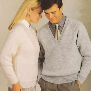 Puede incluir: Una pareja lleva suéteres de punto. La mujer lleva un suéter blanco y una falda a cuadros. El hombre lleva un suéter gris claro con cuello en V y una camisa blanca con cuello debajo.