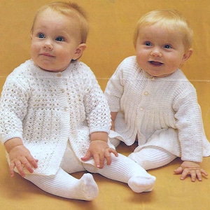 Puede incluir: Dos bebés con cardigans de punto blanco. El bebé de la izquierda lleva un cardigan de encaje y el bebé de la derecha lleva un cardigan de canalé.