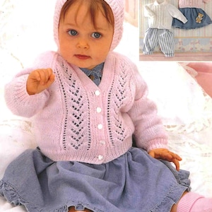 Puede incluir: Un bebé con un cárdigan de punto rosa claro, un gorro a juego y calcetines rosas. El bebé también lleva una falda vaquera. Se muestran conjuntos adicionales en el fondo.