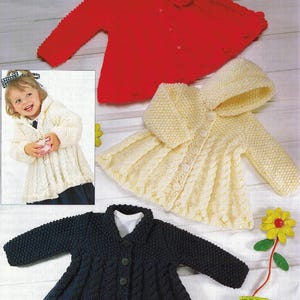 Puede incluir: Tres chaquetas de punto para niños en rojo, crema y azul marino. La chaqueta roja tiene cuello redondo y cierre de botones. La chaqueta crema tiene capucha y cierre de botones. La chaqueta azul marino tiene cuello y cierre de botones.