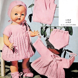 Può includere: Una bambola vintage indossa un completo rosa lavorato a maglia, composto da un vestito, cappello, maglione, bloomers e stivaletti. L'outfit è decorato con fiocchi e cuciture decorative. Il testo sull'immagine recita: "3 PLY 4 PLY Per bambola da 40.6 cm o 50.8 cm."