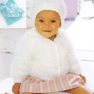 Op de afbeelding: Een wit gebreid babyvestje met een witte gebreide muts. Het vestje heeft een knoopsluiting en de muts heeft een pluche pompon bovenop.
