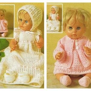 Könnte beinhalten: Eine Vintage-Puppe in gestrickten Outfits. Die Puppe wird in einem weißen Kleid mit Häubchen und Babyschuhen sowie in einem rosa Kleid mit Strickjacke und Babyschuhen gezeigt. Die Puppe hat blondes Haar und blaue Augen. Die Outfits sind handgefertigt.