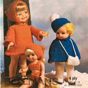 Op de afbeelding: Drie gebreide poppenoutfits voor poppen van 30, 38 of 46 cm. De outfits zijn een feloranje jurk met een bijpassende capuchon, een blauwe jas met een witte pomponmuts en een witte bikini met een bijpassende muts. De tekst op de afbeelding luidt "4 ply To Fit 12, 15 or 18 inch Doll."