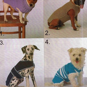 Könnte beinhalten: Vier Hunde tragen gestrickte Pullover in verschiedenen Farben und Stilen. Die Pullover sind in Lila, Beige, Marineblau mit silbernen Verzierungen und Blau mit weißen Streifen gehalten. Die Hunde sind unterschiedlicher Rassen und Größen.