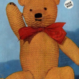 Puede incluir: Un oso de peluche hecho a mano, de color marrón dorado, con una pajarita roja. El oso está hecho de lana gruesa y tiene ojos de botón negros y una nariz cosida negra. El texto "THICK WOOL" está en una estrella blanca.