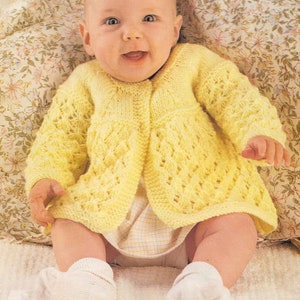 Modello di maglia PDF 8715~Cappotto Lacy Matinee~DK~17-19"