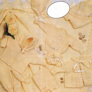 Może przedstawiać: Zestaw dzianinowych ubranek dla niemowląt w jasnożółtym kolorze. Zestaw zawiera kardigan, kurtkę z kapturem, spodnie, czapkę i buciki. Ubranka są ozdobione białymi kokardkami i koronkową lamówką. 3-PLY 14 - 18 cali 36 - 46 cm