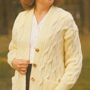 Patrón de tejido en PDF casi gratuito 9050 ~ Chaqueta larga con cable ~ Gruesa ~ 3 tallas