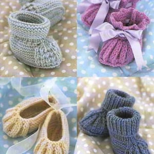 Pode incluir: Quatro pares de sapatinhos de bebé de malha em diferentes cores e estilos. Os sapatinhos são feitos com fio macio e têm uma variedade de texturas e padrões.