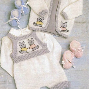 Peut inclure: Ensemble de vêtements pour bébé tricotés en blanc, gris et couleurs pastel. L'ensemble comprend un cardigan, une barboteuse et des chaussons. Chaque pièce présente un motif de lapin de dessin animé. Les chaussons sont bleu clair et roses avec des rubans.