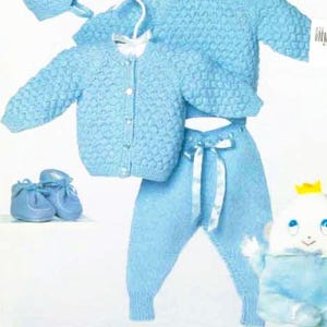 Puede incluir: Una taza de cerámica blanca con un asa negra y el texto "But First, Coffee" en negro, en negrita. La taza está sobre una superficie blanca.