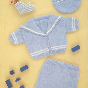 Puede incluir: Un conjunto de punto para bebé en azul claro con rayas blancas. El conjunto incluye un cárdigan de estilo marinero, pantalones cortos y una boina. El número de patrón 00007 es visible en la esquina superior derecha de la imagen. El texto "Double Knit" es visible en la esquina superior izquierda de la imagen.