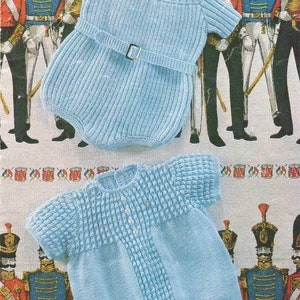 以下が含まれることがあります： 薄い水色のニットのベビー服が2着。最初の服はリブ編みでベルト付きのワンピース。2着目の服は、質感のあるパターンでボタン留めになっている。