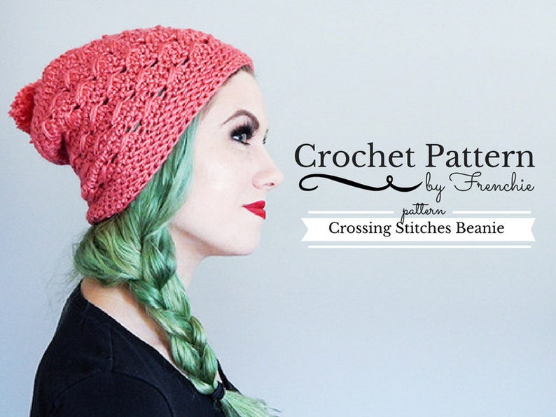 Pu&ograve; includere: Uno schema all'uncinetto per un berretto chiamato "Crossing Stitches Beanie" di "Frenchie". Il berretto &egrave; rosa e presenta un motivo a punto testurizzato. La modella indossa il berretto e ha i capelli verdi.