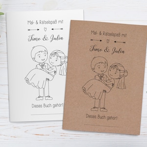 Puede incluir: Un libro para colorear en blanco y negro con una ilustraci&oacute;n de dibujos animados de una novia y un novio. La portada dice "Mal- & R&auml;tselspa&szlig; mit Timo & Julia" y "Dieses Buch geh&ouml;rt".