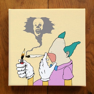 Peut inclure: Une illustration de dessin animé d'un clown avec des cheveux verts et un nez rose fumant une cigarette. Le clown porte une chemise violette et des gants blancs. Une image fantomatique d'un monstre aux dents acérées se trouve derrière le clown.