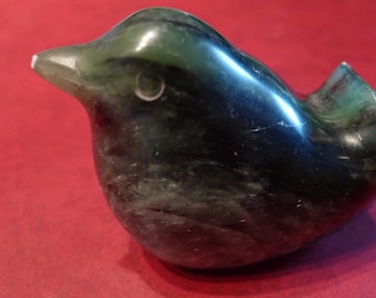 Oiseau sculpté en serpentine.  Bird carved in serpentine.