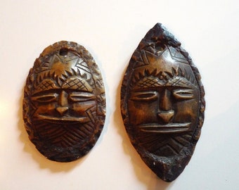 2 petits masques en résine, 2 small resin masks