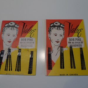 Peut inclure: Deux paquets vintage d'épingles à cheveux noires avec un fond jaune et rouge. Les paquets présentent une illustration en noir et blanc d'une femme avec une coiffure courte. Le texte sur les paquets indique "Value Bob Pins for all styles of Hairdress Made in Canada."