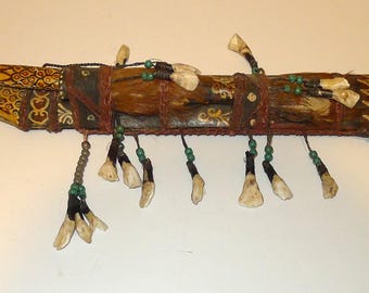 Épée Mandau Dayak,arme traditionnelle originaire de Bornéo, en Indonésie.
