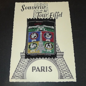 FRANCE Paris Tour Eiffel 1956 rare carte postale souvenir avec écusson en tissu